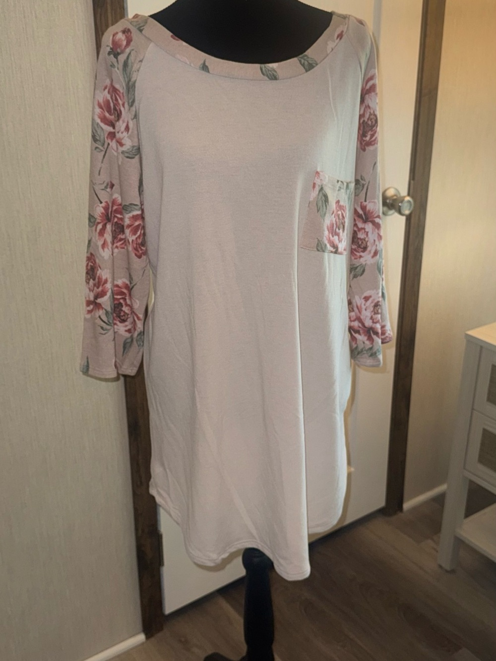 Boutique Women's Light Pink Floral Sleeve Pocket Tunic Blouse